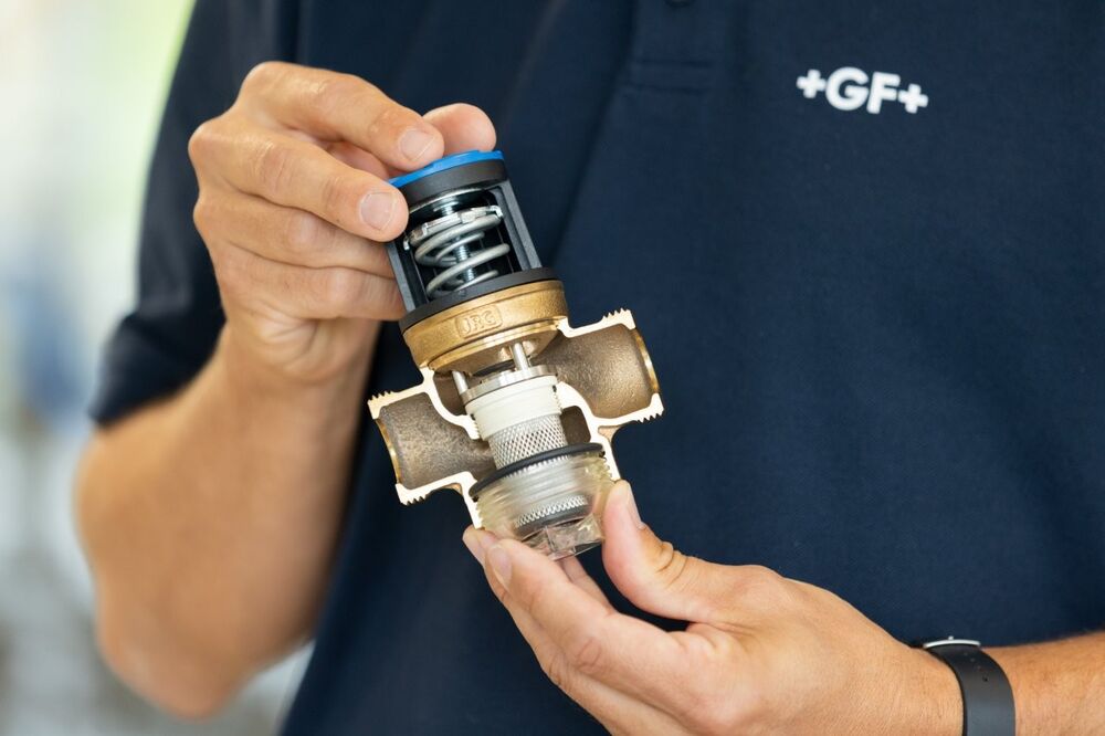 Matthias Walch mit dem neuen JRGURED-Druckminderer.